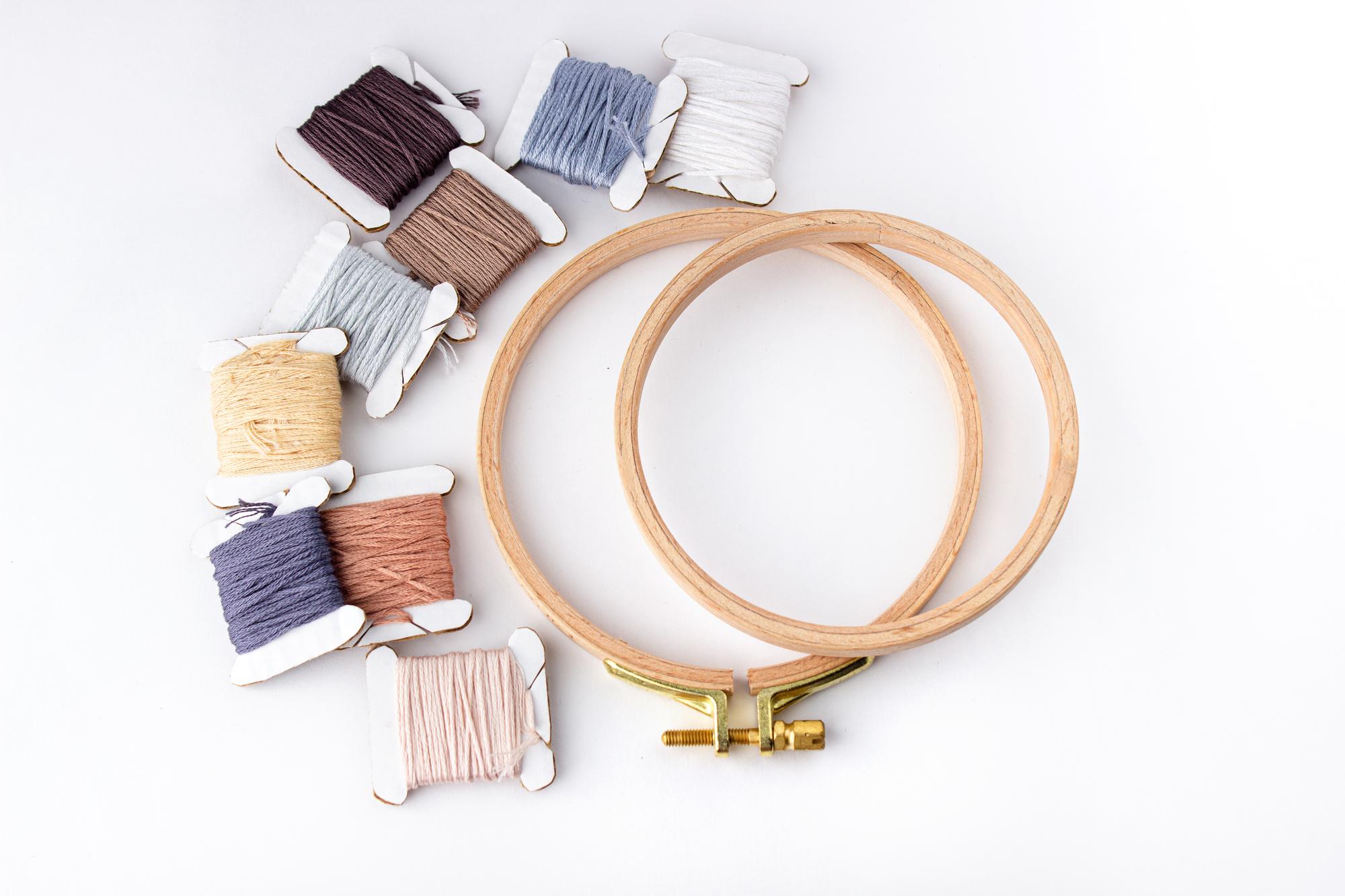 Workshop table with threads and hoop